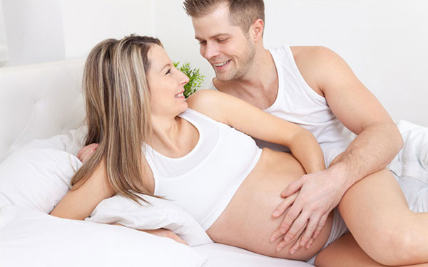 Hành sự chuyện ấy khi mang bầu, thai nhi có biết không?