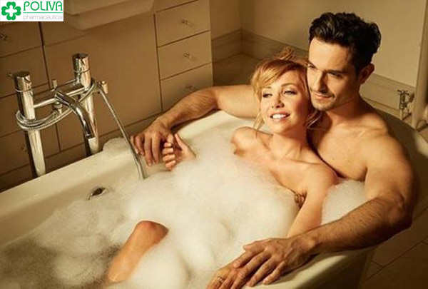 Thư giãn khi đi tắm là điều vô cùng lãng mạn của cặp đôi.