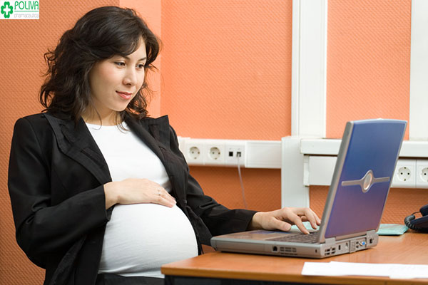 Tiếp xúc với máy tính là một trong những điều cấm kỵ mẹ bầu cần lưu ý