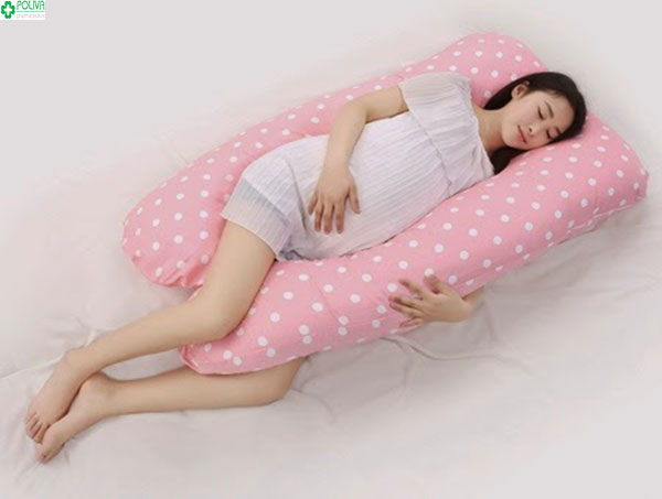 Nằm ngủ với tư thế thoải mái giúp mẹ bầu thư giãn cơ thể, triệu chứng phù chân khi mang thai không đáng lo ngại