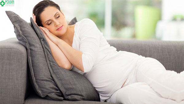 Tư thế ngủ nửa ngồi nửa nằm giúp mẹ bầu thoải mái trong lúc giải trí ở phòng khách