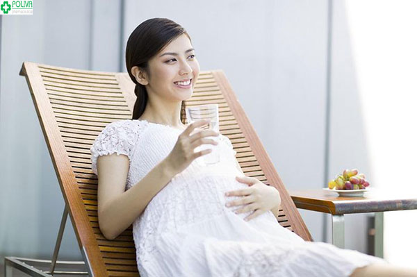 Mẹ bầu nên uống nước nhiều để giảm tình trạng táo bón khi mang thai