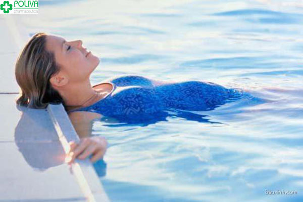 Ngâm mình trong nước ấm giúp cơ thể cân bằng nhiệt độ, hạ sốt nhanh cho mẹ bầu
