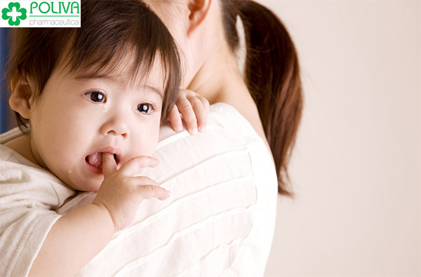 Trẻ bị sốt và nôn kèm theo nhức đầu có thể là biểu hiện của bệnh viêm màng não.