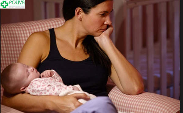 Phụ nữ có thể bị hậu sản mòn do vất vả trong việc chăm con sau sinh