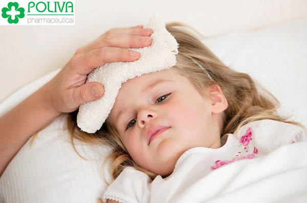 Thân nhiệt của bé cao hơn bình thường nhiều là dấu hiệu nhận biết bé bị sốt.