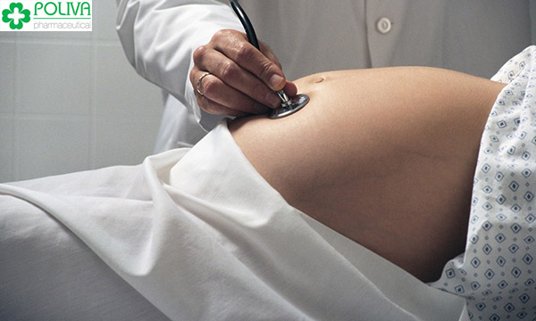 Bác sỹ sẽ kiểm tra kỹ càng để biết mẹ có sinh thường được không