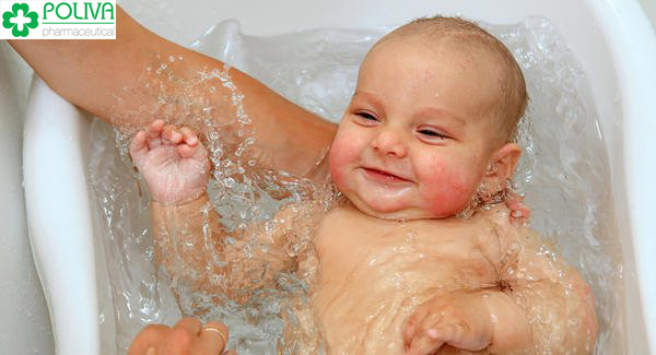 Phân vân có nên tắm cho trẻ sơ sinh hằng ngày hay không ?