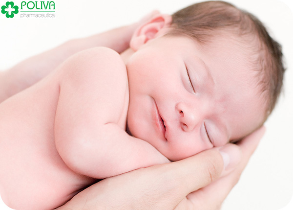 Tắm cho trẻ sơ sinh hằng ngày sẽ giúp bé ngủ ngon hơn.