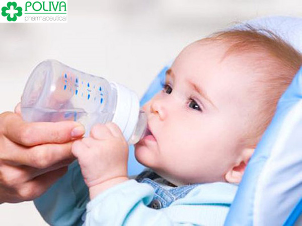 Khi bé bị sốt, mẹ nên cho bé uống nhiều nước.