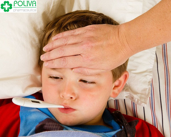 Nếu nghi ngờ trẻ bị sốt rét thì tốt nhất bố mẹ nên đưa trẻ đến bệnh viện ngay.