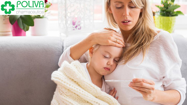 Khi bé có dấu hiệu sốt, đầu tiên mẹ nên đo nhiệt độ để biết bé sốt bao nhiêu độ.