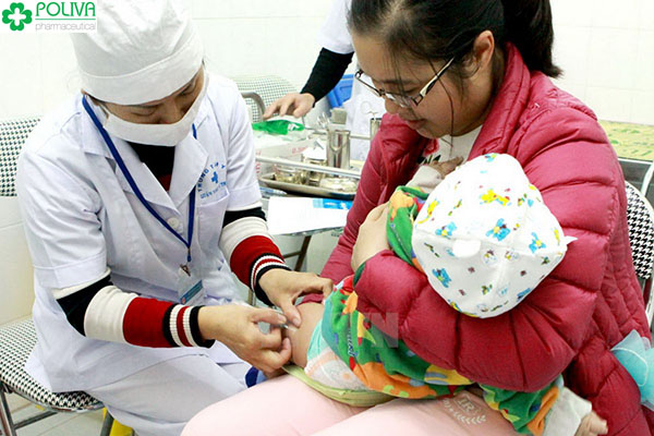 Tiêm vacxin là biện pháp an toàn nhất phòng chống trẻ bị sởi.