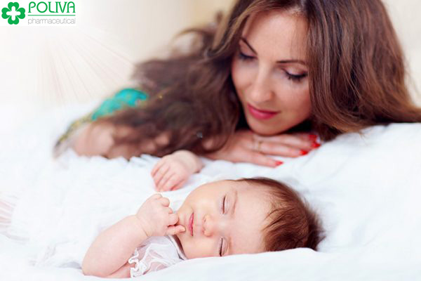 Mẹ nên để ý để tìm ra nguyên nhân trẻ sơ sinh ngủ hay vặn mình.