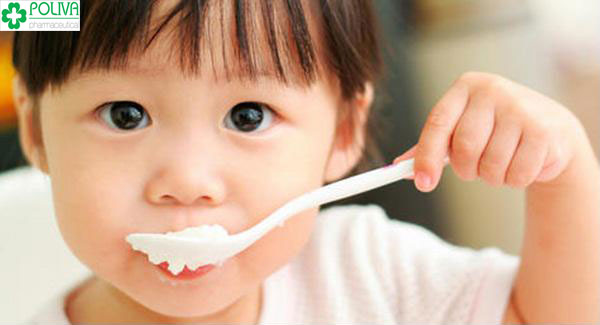 Sữa chua chứa nhiều lợi khuẩn cho đường tiêu hóa của bé
