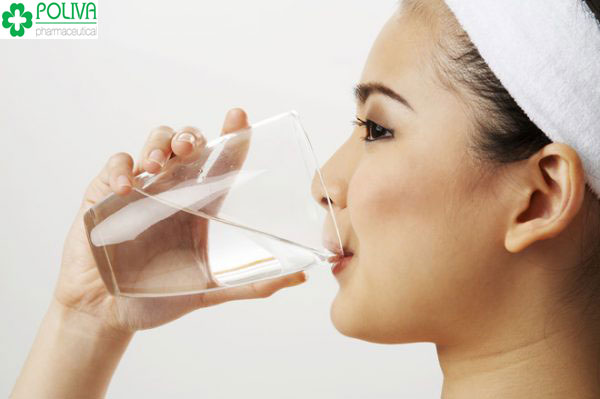 Bị đau bụng kinh nên uống nhiều nước