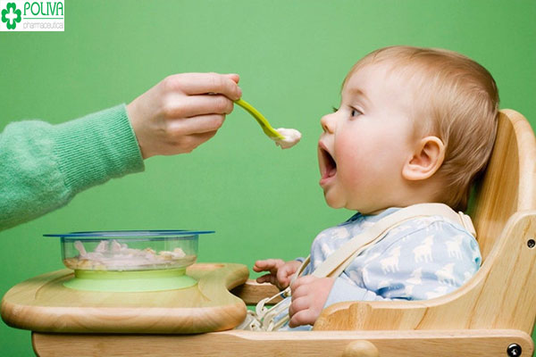Mẹ nên cho bé ăn bột say nhuyễn, bổ sung các thực phẩm tốt cho tiêu hóa của bé