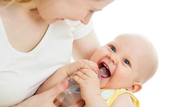 Từ 0-6 tháng trẻ sơ sinh uống nước được không? Mẹ ĐỌC để BIẾT!