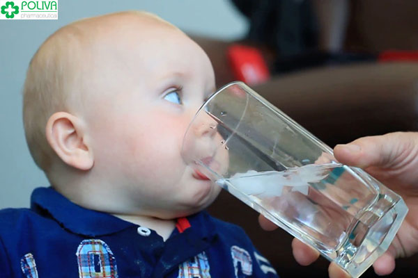 Khi tập ăn dặm (4-6 tháng) trẻ cũng sẽ tập uống nước